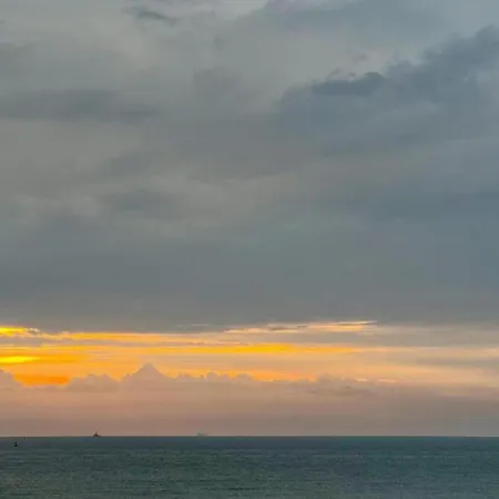 アパート In With Sea Views *